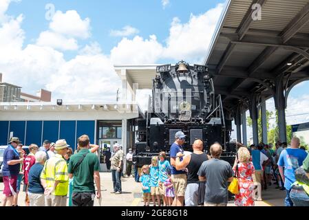Houston, USA. August 2021. Am Dienstag, den 17. August 2021, strömen Menschen zur Union Pacific Station in Houston, Texas, um den „Big Boy“, den „Union Pacific No. 4014“, persönlich zu sehen. Big Boy ist die weltweit größte Dampfmaschine, die 1941 gebaut wurde und eine Höhe von 1,2 m und eine Länge von 1,2 m hat. Es wurde vor kurzem restauriert und tourt derzeit durch die Vereinigten Staaten. (Foto von Jennifer Lake/SIPA USA) Quelle: SIPA USA/Alamy Live News Stockfoto