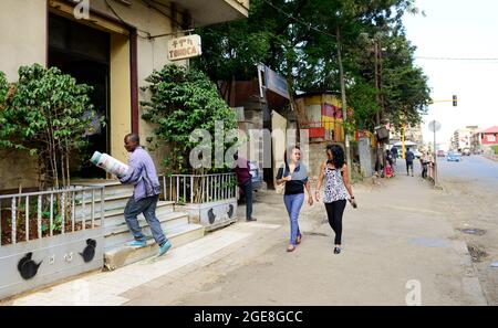 Junge äthiopische Frauen gehen am Tomoca-Kaffee nahe der Piazza in Addis Abeba, Äthiopien. Stockfoto