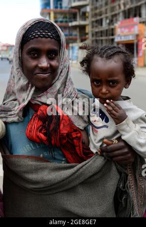 Eine äthiopische Bettler mit ihrem Kind in den Straßen von Addis Abeba. Stockfoto