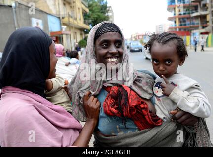 Eine äthiopische Bettler mit ihrem Kind in den Straßen von Addis Abeba. Stockfoto