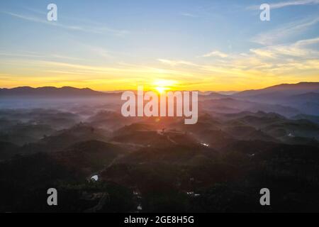 Schöner Sonnenaufgang am Berg Bao Loc in der Provinz Lam Dong im Süden Vietnams Stockfoto