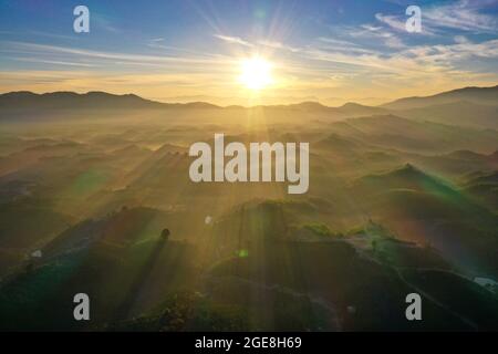 Schöner Sonnenaufgang am Berg Bao Loc in der Provinz Lam Dong im Süden Vietnams Stockfoto