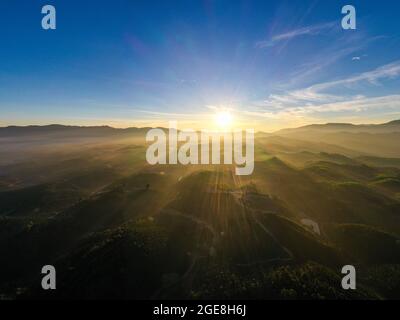 Schöner Sonnenaufgang am Berg Bao Loc in der Provinz Lam Dong im Süden Vietnams Stockfoto