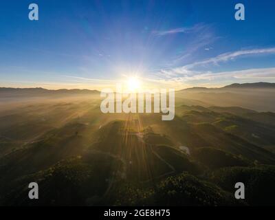 Schöner Sonnenaufgang am Berg Bao Loc in der Provinz Lam Dong im Süden Vietnams Stockfoto