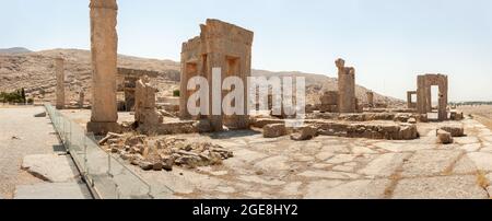 Fabelhafte Aussicht auf die Ruinen des Hadish Palace (der Palast von Xerxes) auf blauem Himmel Hintergrund in Persepolis, Iran. Alte persische Stadt. Persepolis ist ein p Stockfoto