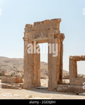 Fabelhafte Aussicht auf die Ruinen des Hadish Palace (der Palast von Xerxes) auf blauem Himmel Hintergrund in Persepolis, Iran. Alte persische Stadt. Persepolis ist ein p Stockfoto