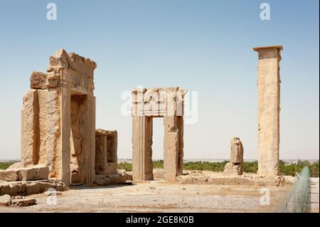 Fabelhafte Aussicht auf die Ruinen des Hadish Palace (der Palast von Xerxes) auf blauem Himmel Hintergrund in Persepolis, Iran. Alte persische Stadt. Persepolis ist ein p Stockfoto