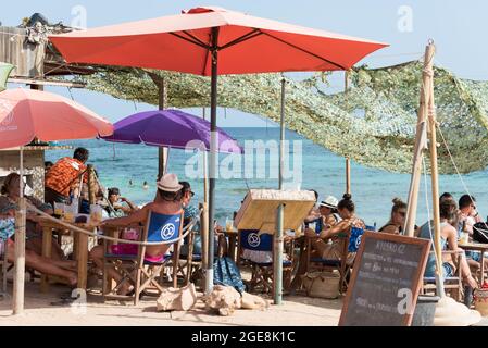 Formentera, Spanien: 2021. August 17: Menschen in der Kisko 62 Beach Bar am Mijorn Strand in Formentera, Spanien im Sommer. Stockfoto