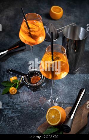 Aperol Spritz Cocktail auf dunklem Hintergrund serviert. Klassisches Getränkemenü-Konzept. Stockfoto