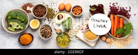 Beste Quellen für die Gesundheit der Leber. Gesundheit Obst und Gemüse reich an Antioxidantien und Ballaststoffen. Draufsicht, flach liegend, Kopierbereich, Panorama Stockfoto