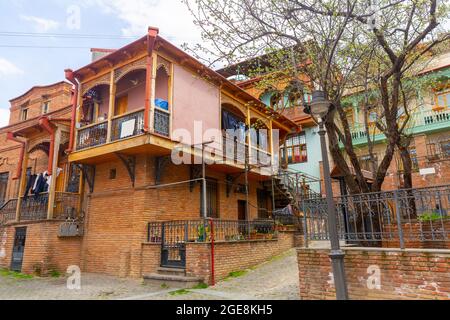 Traditionelle georgianische Häuser in der Kopfsteinpflasterstraße von Tiflis Stockfoto
