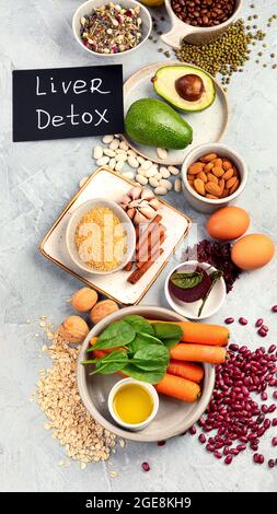 Beste Quellen für die Gesundheit der Leber. Gesundheit Obst und Gemüse reich an Antioxidantien und Ballaststoffen. Draufsicht, flach liegend Stockfoto