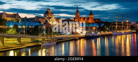 Panoramablick auf die Stadt Stettin bei Nacht. Stockfoto