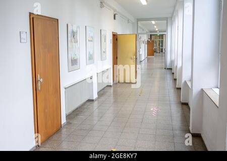 Leerer, sauberer Flurflur-Klassenraum mit Cdoor-Raum an der Schule oder Universität in deutschland. Stockfoto