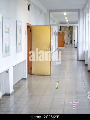 Leerer, sauberer Flurflur-Klassenraum mit Cdoor-Raum an der Schule oder Universität in deutschland. Stockfoto