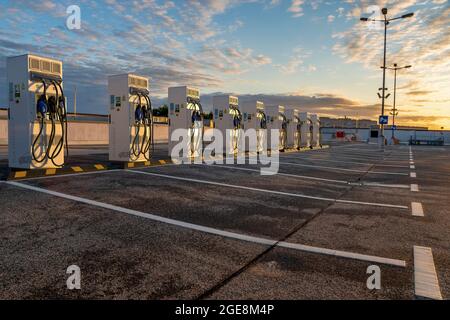 Schnellladestation für Elektroautos mit Schnellladegerät Stockfoto