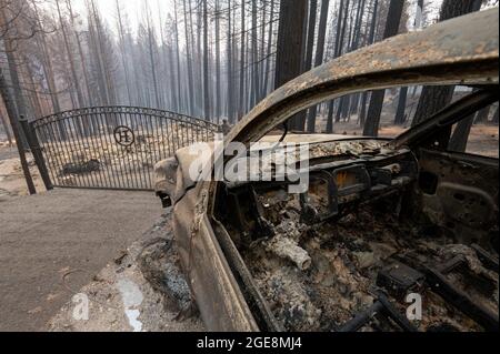 Grizzly Flats, USA, 17. August 2021. Autos und Häuser brannten während des Caldor-Feuers am Dienstag, den 17. August 2021 in Grizziy Flats zu Boden. (Bild: © Paul Kitagaki Jr./ZUMA Press Wire) Stockfoto