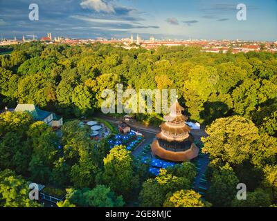 MÜNCHEN, DEUTSCHLAND - 17. Aug 2021: Luftaufnahme des chinesischen Turms im englischen Garten münchen. Das historische Gebäude ist ein beliebter Biergarten im Central Park von b Stockfoto