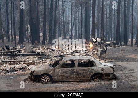 Grizzly Flats, USA, 17. August 2021. Ein Haus und ein Auto wurden während des Caldor-Feuers am Dienstag, den 17. August 2021 in Grizily Flats zerstört. (Bild: © Paul Kitagaki Jr./ZUMA Press Wire) Stockfoto