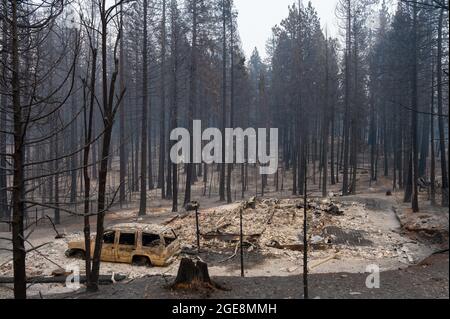 Grizzly Flats, USA, 17. August 2021. Autos und Häuser brannten während des Caldor-Feuers am Dienstag, den 17. August 2021 in Grizziy Flats zu Boden. (Bild: © Paul Kitagaki Jr./ZUMA Press Wire) Stockfoto