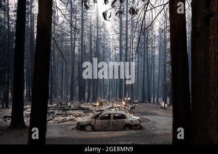 Grizzly Flats, USA, 17. August 2021. Ein Haus und ein Auto wurden während des Caldor-Feuers am Dienstag, den 17. August 2021 in Grizily Flats zerstört. (Bild: © Paul Kitagaki Jr./ZUMA Press Wire) Stockfoto