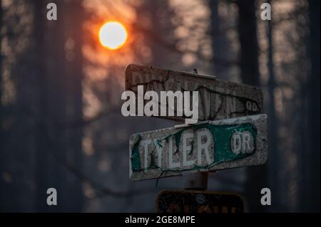 Grizzly Flats, USA, 17. August 2021. Straßenschilder schmolzen während des Caldor-Feuers am Dienstag, den 17. August 2021 in Grizziy Flats. (Bild: © Paul Kitagaki Jr./ZUMA Press Wire) Stockfoto