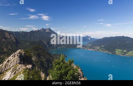 Attersee und Mondsee mit Österreich Alpen und Schafberg vom Aussichtspunkt auf dem Schoberstein Stockfoto