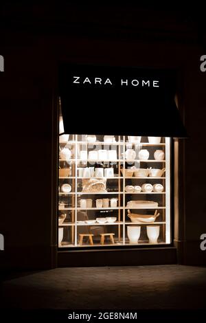 BARCELONA, SPANIEN - 12. Aug 2021: Barcelona, Katalonien, Spanien - 12. August 2021: Zara Home Haushaltswarengeschäft in Passeig de Gracia in der Nacht, dem Stockfoto