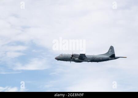 NUUK, Grönland -- (Aug 15, 2021) EIN Flugzeug der kanadischen Streitkräfte fliegt während der Operation Nanook von dem 270 Meter langen berühmten Mittelausdauerschneider USCGC Escanaba (WMEC 907). Die US-Küstenwache nimmt erneut an der Operation Nanook Teil, einer von den kanadischen Streitkräften durchgeführten Übung zur Souveränität und Kriegsführung. (USA Foto der Küstenwache von Petty Officer, 3. Klasse, Dyxan Williams.) Stockfoto