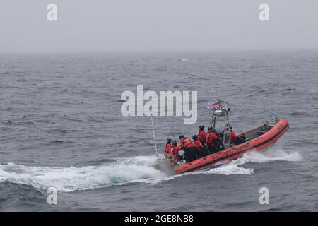 NUUK, Grönland -- (Aug 12, 2021) Crew-Mitglieder, die dem 270-Fuß-Famous-Class-Mediuem-Ausdauer-Cutter USCGC Escanaba (WMEC 907) zugeordnet sind, führen während der Operation Nanook eine OTH-Übung durch. USCGC Escanaba verfügt über eine Besatzung von rund 100 Mitarbeitern, die viele Missionen des Dienstes mit Schwerpunkt auf Strafverfolgung und Sicherheit durchführt. (USA Foto der Küstenwache von Petty Officer, 3. Klasse, Dyxan Williams.) Stockfoto