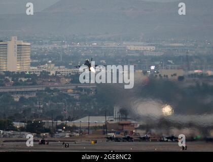 Eine F-16 Fighting Falcon hebt während der Red Flag 21-3 auf der Nellis Air Force Base, Nevada, am 5. August 2021 ab. Die F-16 Fighting Falcon ist ein kompaktes, vielrollenfähiges Kampfflugzeug, das sich sehr wendig bewegt und sich in Luft-Luft-Kämpfen und Luft-zu-Oberfläche-Angriffen bewährt hat. (USA Foto der Luftwaffe von Staff Sgt. Dylan Murakami) Stockfoto