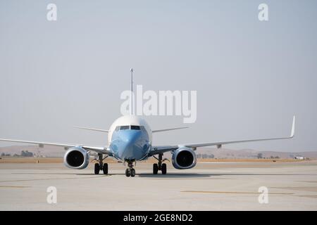 Der Luftwaffenminister Frank Kendall kommt am 16. August 2021 auf der Travis Air Force Base in Kalifornien an. Kendall und sein Team machten einen kurzen Stopp auf der AFB Travis, um ihre Flugzeuge aufzutanken und wurden von der Führung des 60th Air Mobility Wing begrüßt. (USA Luftwaffe Foto von Chustine Minoda) Stockfoto
