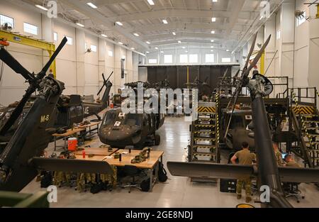 Die US Air Force Airmen, die dem 362. Trainingsgeschwader, Abteilung 1, zugewiesen sind, führen Wartungsarbeiten an einem Sikorsky UH-60 Black Hawk Hubschrauber durch, Simulator auf der Joint Base Langley-Eustis, Virginia, 16. Juli 2021. Die Teilnehmer müssen die Beherrschung dieser Aufgaben nachweisen, bevor sie mit dem nächsten Schulungsziel beginnen können. (USA Luftwaffe Foto von Senior Airman Sarah Dowe) Stockfoto