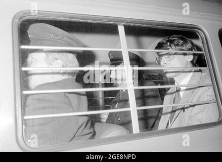 NUR SCHWARZWEISS Aktenfoto vom 04/11/83 des Massenmörders Dennis Nilsen (rechts) mit einem Gefängniswärter an seiner Seite, nachdem er nach sechs Morden und zwei versuchten Morden im Old Bailey zu mindestens 25 Jahren Haft verurteilt worden war. Michael harte, der Regisseur einer neuen Netflix-Dokumentation über den Serienmörder Dennis Nilsen, sagte, er hoffe, ein Licht darauf zu werfen, wie der Mörder so lange mit seinen Verbrechen davongekommen ist. Ausgabedatum: Mittwoch, 18. August 2021. Stockfoto