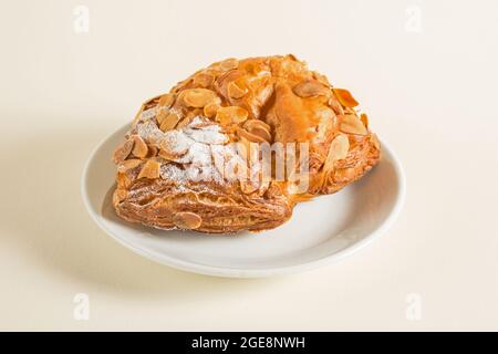 Brötchen mit Schokoladenfüllung und Erdnuss aus Blätterteig, bestreut mit Puderzucker Stockfoto