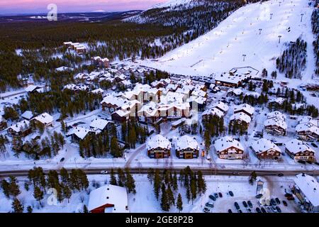 LE, FINNLAND - 01. März 2021: Luftdrohnenaufnahme des Skidorfes Levi, Sonnenuntergang im Winter, in Lappland Stockfoto