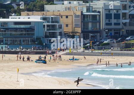 Nach weitverbreiteter Missachtung der Warnungen vor „sozialer Distanzierung“ in Australien während der Coronavirus-Pandemie wurde Bondi Beach in Sydney vorübergehend für die Öffentlichkeit gesperrt. Bei der Wiedereröffnung war es auf die Abschnitte „Swim and Go“ und „Surf and Go“ am nördlichen und südlichen Ende des Strandes beschränkt. Aus Gründen der Massenkontrolle durften sich Schwimmer nicht auf andere Bereiche des Strandes wagen, und jeder der beiden Abschnitte wurde strikt abgesperrt, um die Öffentlichkeit daran zu hindern, am Strand zu sitzen oder sich mit ihnen zu unterhalten. Im Bild: Ein kleiner Strandabschnitt, der in der „Swim and Go“-Sekte für die Öffentlichkeit zugänglich ist Stockfoto