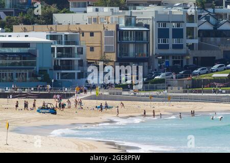 Nach weitverbreiteter Missachtung der Warnungen vor „sozialer Distanzierung“ in Australien während der Coronavirus-Pandemie wurde Bondi Beach in Sydney vorübergehend für die Öffentlichkeit gesperrt. Bei der Wiedereröffnung war es auf die Abschnitte „Swim and Go“ und „Surf and Go“ am nördlichen und südlichen Ende des Strandes beschränkt. Aus Gründen der Massenkontrolle durften sich Schwimmer nicht auf andere Bereiche des Strandes wagen, und jeder der beiden Abschnitte wurde strikt abgesperrt, um die Öffentlichkeit daran zu hindern, am Strand zu sitzen oder sich mit ihnen zu unterhalten. Im Bild: Ein kleiner Strandabschnitt, der in der „Swim and Go“-Sekte für die Öffentlichkeit zugänglich ist Stockfoto