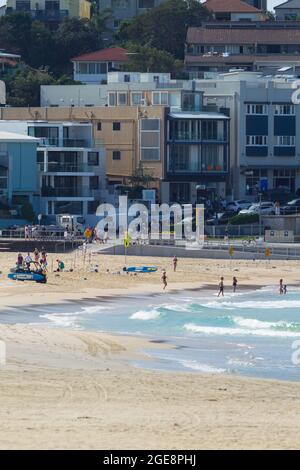 Nach weitverbreiteter Missachtung der Warnungen vor „sozialer Distanzierung“ in Australien während der Coronavirus-Pandemie wurde Bondi Beach in Sydney vorübergehend für die Öffentlichkeit gesperrt. Bei der Wiedereröffnung war es auf die Abschnitte „Swim and Go“ und „Surf and Go“ am nördlichen und südlichen Ende des Strandes beschränkt. Aus Gründen der Massenkontrolle durften sich Schwimmer nicht auf andere Bereiche des Strandes wagen, und jeder der beiden Abschnitte wurde strikt abgesperrt, um die Öffentlichkeit daran zu hindern, am Strand zu sitzen oder sich mit ihnen zu unterhalten. Im Bild: Ein kleiner Strandabschnitt, der in der „Swim and Go“-Sekte für die Öffentlichkeit zugänglich ist Stockfoto