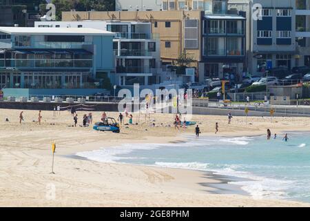 Nach weitverbreiteter Missachtung der Warnungen vor „sozialer Distanzierung“ in Australien während der Coronavirus-Pandemie wurde Bondi Beach in Sydney vorübergehend für die Öffentlichkeit gesperrt. Bei der Wiedereröffnung war es auf die Abschnitte „Swim and Go“ und „Surf and Go“ am nördlichen und südlichen Ende des Strandes beschränkt. Aus Gründen der Massenkontrolle durften sich Schwimmer nicht auf andere Bereiche des Strandes wagen, und jeder der beiden Abschnitte wurde strikt abgesperrt, um die Öffentlichkeit daran zu hindern, am Strand zu sitzen oder sich mit ihnen zu unterhalten. Im Bild: Ein kleiner Strandabschnitt, der in der „Swim and Go“-Sekte für die Öffentlichkeit zugänglich ist Stockfoto