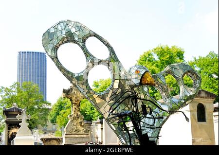 FRANKREICH, PARIS (75) 14. ARRONDISSEMENT, MONTPARNASSE-VIERTEL, FRIEDHOF MONTPARNASSE, DER VOGEL FÜR JEAN-JACQUES, SKULPTUR VON NIKI DE SAINT PHALLE Stockfoto