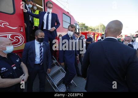 Der französische Präsident Emmanuel Macron besucht den SDIS (Feuerwehr- und Rettungsdienst) und das Feuerwehrquartier in Le Luc, in der Nähe von Saint-Tropez, Frankreich, 17. August 2021. Feuerwehrleute kämpfen gegen Waldbrände und Tausende von Bewohnern werden in der Gegend um St. Tropez evakuiert. Foto von Guillaume Horcajuelo/Pool/ABACAPRESS.COM Stockfoto