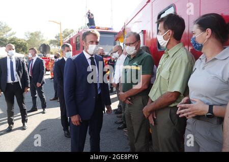 Der französische Präsident Emmanuel Macron (C), besucht den DEZA (Feuerwehr- und Rettungsdienst) und das Feuerwehrquartier in Le Luc, in der Nähe von Saint-Tropez, Frankreich, 17. August 2021. Feuerwehrleute kämpfen gegen Waldbrände und Tausende von Bewohnern werden in der Gegend um St. Tropez evakuiert. Foto von Guillaume Horcajuelo/Pool/ABACAPRESS.COM Stockfoto