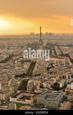 FRANKREICH, PARIS (75) 14. ARRONDISSEMENT, MONTPARNASSE-VIERTEL, BLICK AUF DEN SONNENUNTERGANG AUF PARIS VON DER PANORAMATERRASSE DES MONTPARNASSE-TURMS, MIT AUF DEM ERSTEN GR Stockfoto
