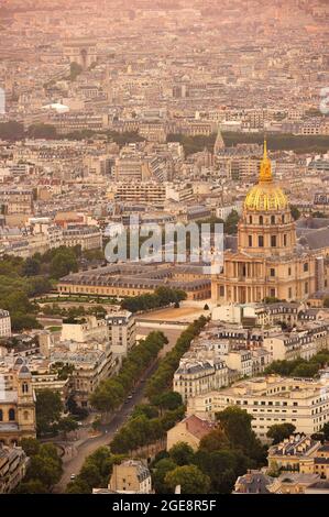 FRANKREICH, PARIS (75) 14. ARRONDISSEMENT, MONTPARNASSE-VIERTEL, BLICK AUF PARIS VON DER PANORAMATERRASSE DES MONTPARNASSE-TURMS, DEM 7. ARRONDISSEMENT UND Stockfoto