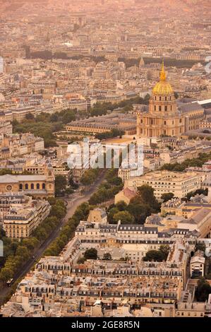 FRANKREICH, PARIS (75) 14. ARRONDISSEMENT, MONTPARNASSE-VIERTEL, BLICK AUF PARIS VON DER PANORAMATERRASSE DES MONTPARNASSE-TURMS, DEM 7. ARRONDISSEMENT UND Stockfoto