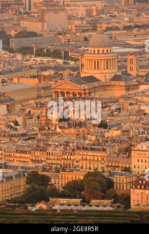 FRANKREICH, PARIS (75) 14. ARRONDISSEMENT, MONTPARNASSE-VIERTEL, BLICK AUF PARIS VON DER PANORAMATERRASSE DES MONTPARNASSE-TURMS, DES PANTHEONS Stockfoto