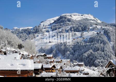 FRANKREICH, HAUTE-SAVOIE (74) ARAVIS MOUNTAINS, LE GRAND-BORNAND SKIGEBIET, DAS DORF Stockfoto