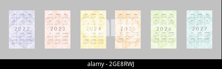 2022 2023 2024 2025 2026 2027 Kalenderkollektion mit mehrfarbigen transluzenten Dreiecken und abstraktem Hintergrund. Kalenderdesign für Print und Digital. Wir Stock Vektor