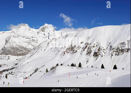 FRANKREICH, HAUTE-SAVOIE (74) MASSIV DES ARAVIS, LE GRAND BORNAND, SKIGEBIET, ABSTIEG INS MAROLY-TAL Stockfoto